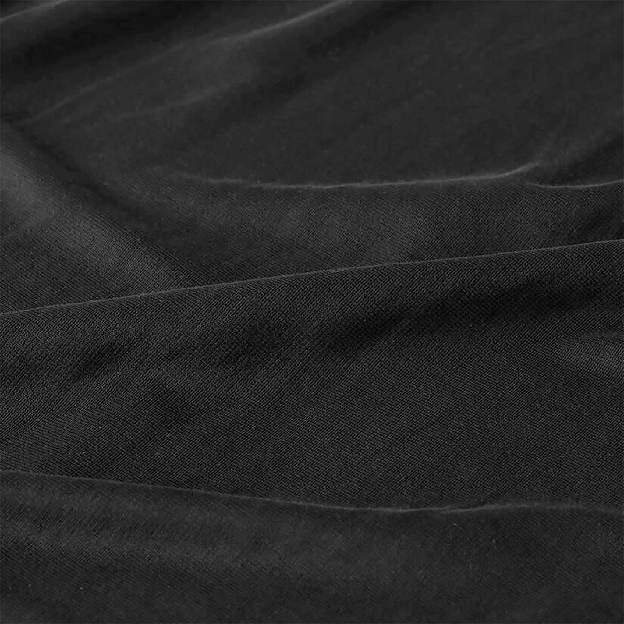 Masai. Mustat, vajaamittaiset, erittäin leveät housut / housuhame. Lähikuva kankaasta.