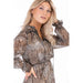 Capri Collection, sifonkinen, pitkähihainen, ruskeasävyinen mekko. Lähikuva mallin päällä.