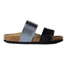 Re:Designin sandaalit, joissa kaksi leveää vyötettä päällä, kimalteleva musta ja kiiltävä hopeanharmaa. Sivukuva.