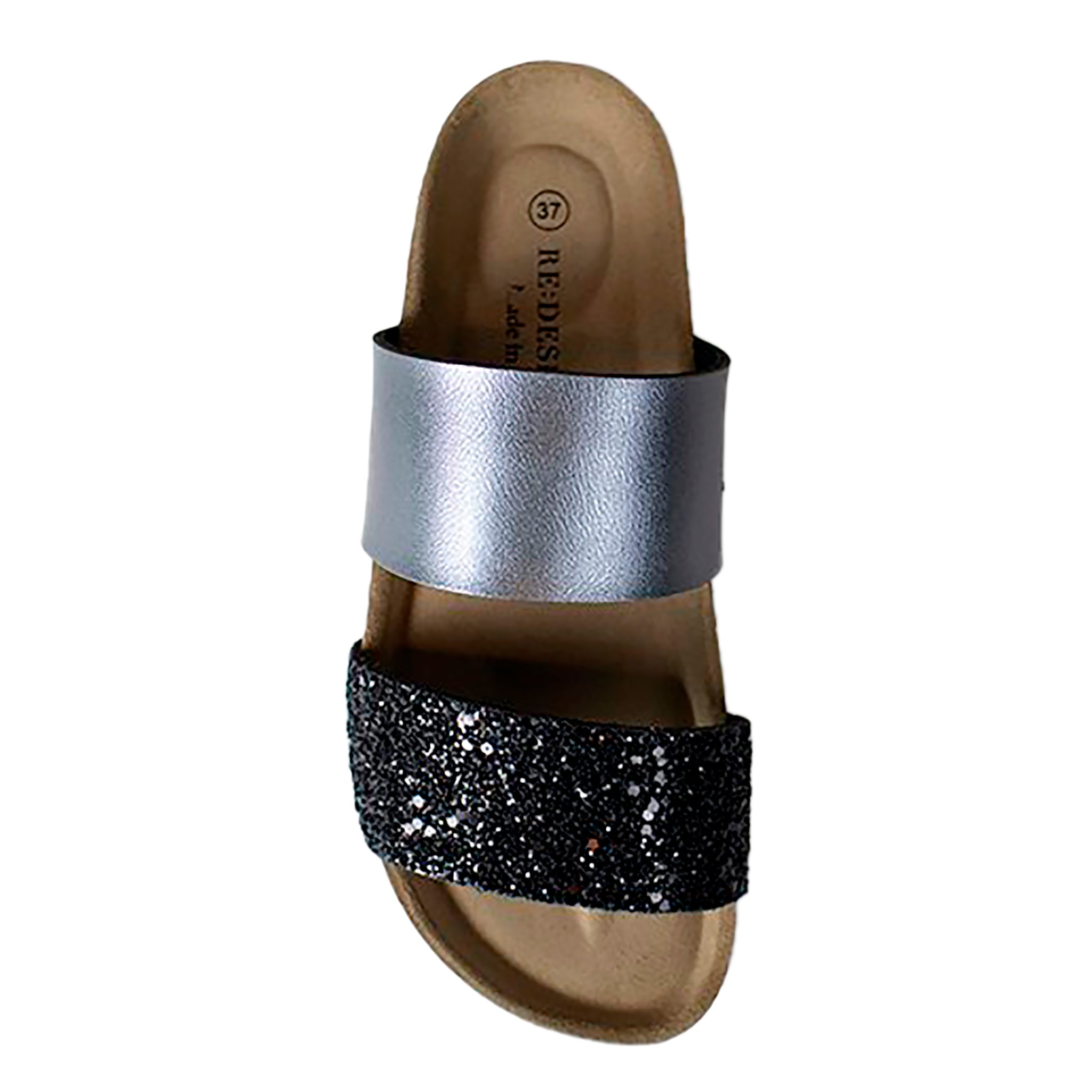 Re:Designin sandaalit, joissa kaksi leveää vyötettä päällä, kimalteleva musta ja kiiltävä hopeanharmaa. Yläkuva.