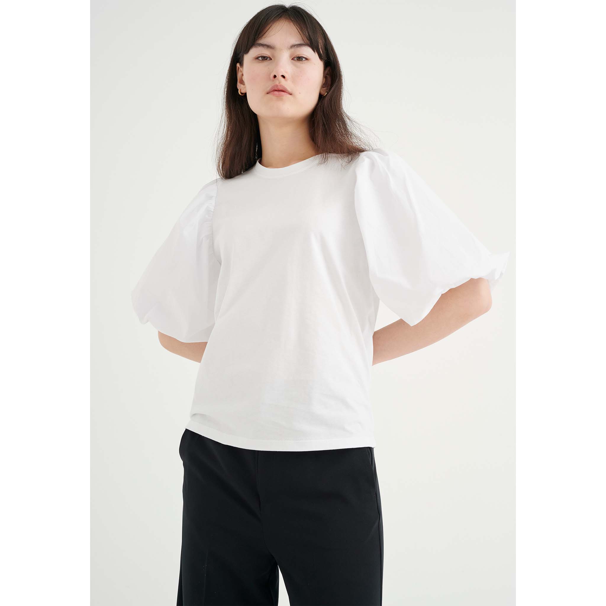 In Wear, valkoinen t-paita, jossa suuret puhvihihat. Etukuva mallin päällä.