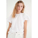 In Wear, valkoinen t-paita, jossa on frilla-hihat. Etukuva mallin päällä.