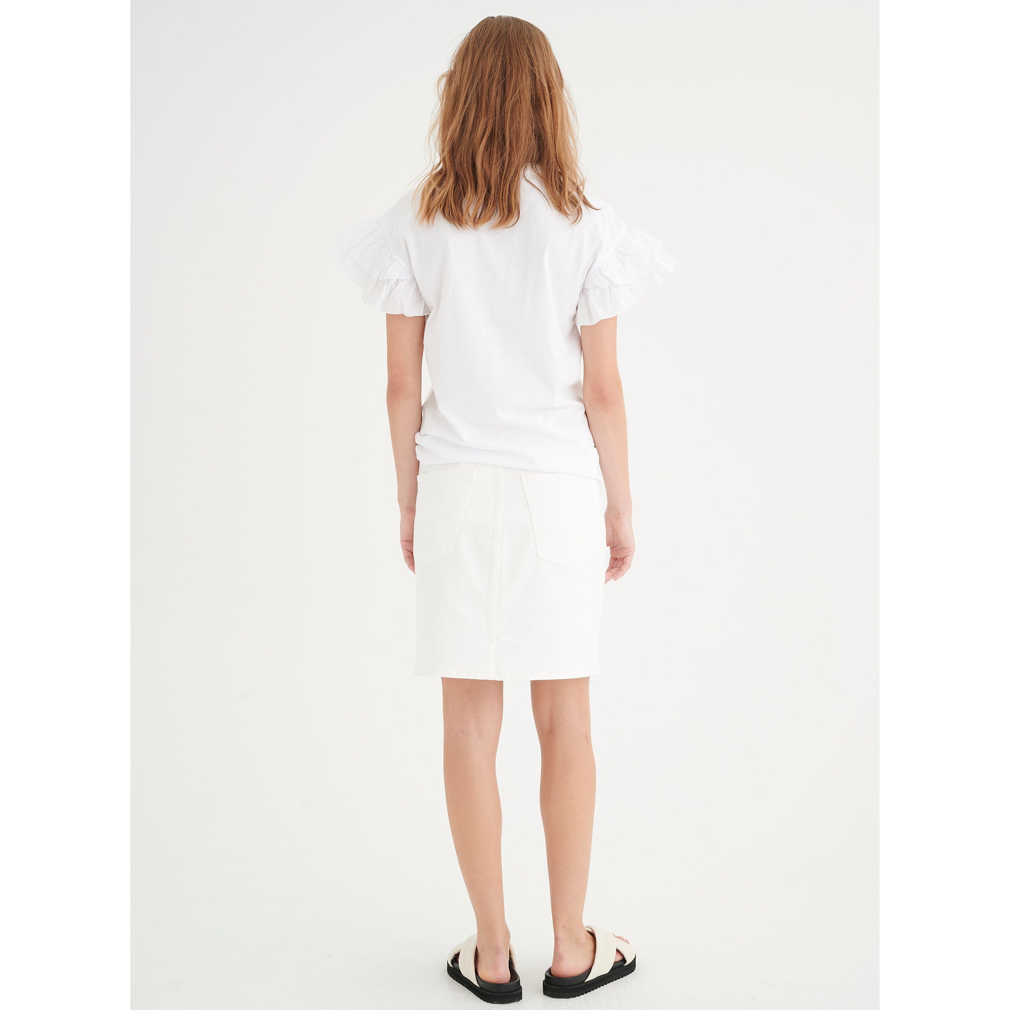 In Wear, valkoinen t-paita, jossa on frilla-hihat. Takakuva mallin päällä.