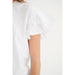 In Wear, valkoinen t-paita, jossa on frilla-hihat. Lähikuva mallin päällä.