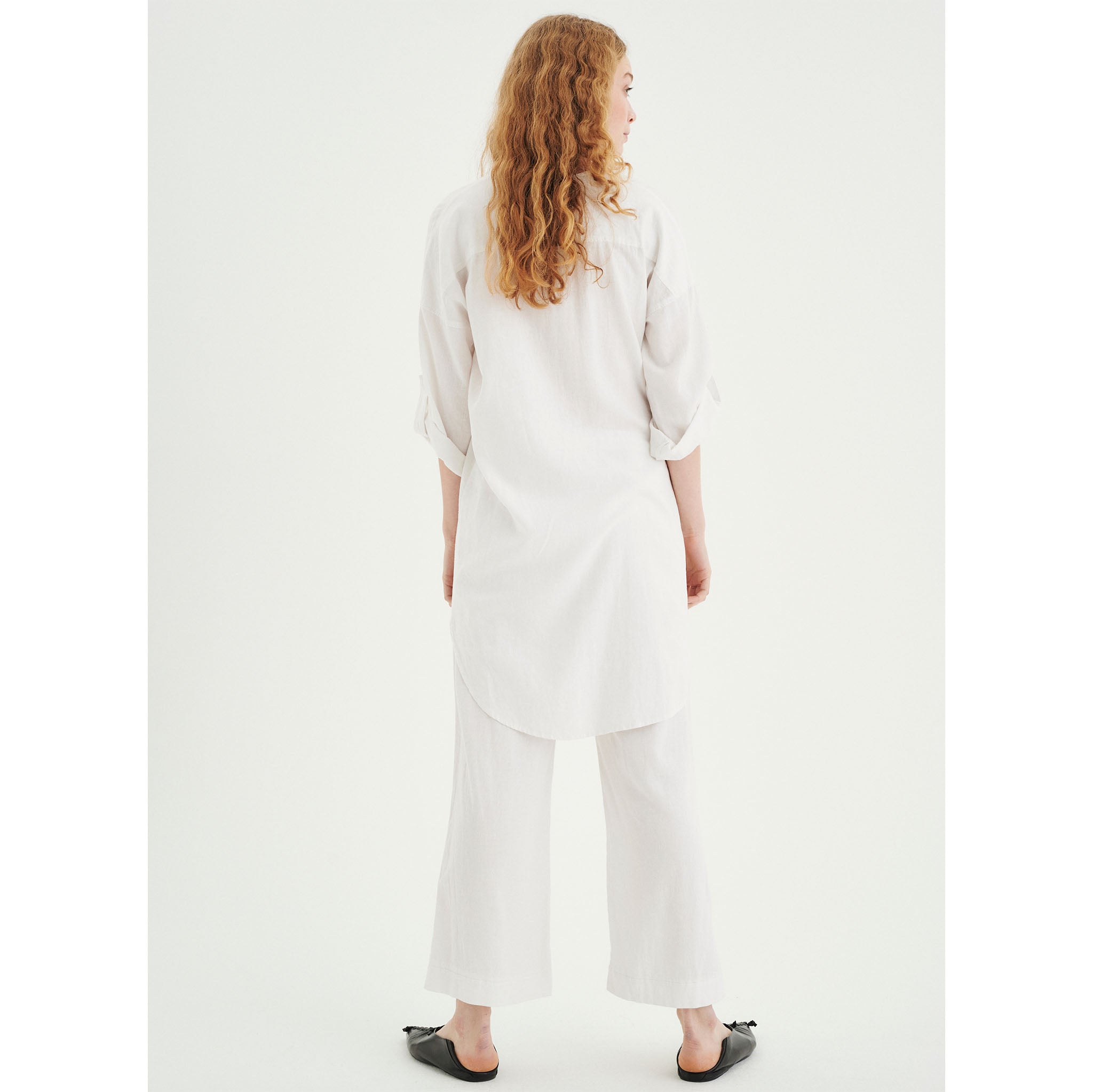In Wear, naisten leveälahkeiset valkoiset vajaamittaiset culotte-housut. Takakuva mallin päällä.