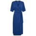 In Wear, sininen kietaisumekko. 1/2-pituiset kimonohihat. Etukuva