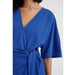 In Wear, sininen kietaisumekko. 1/2-pituiset kimonohihat. Lähikuva mallin päällä.