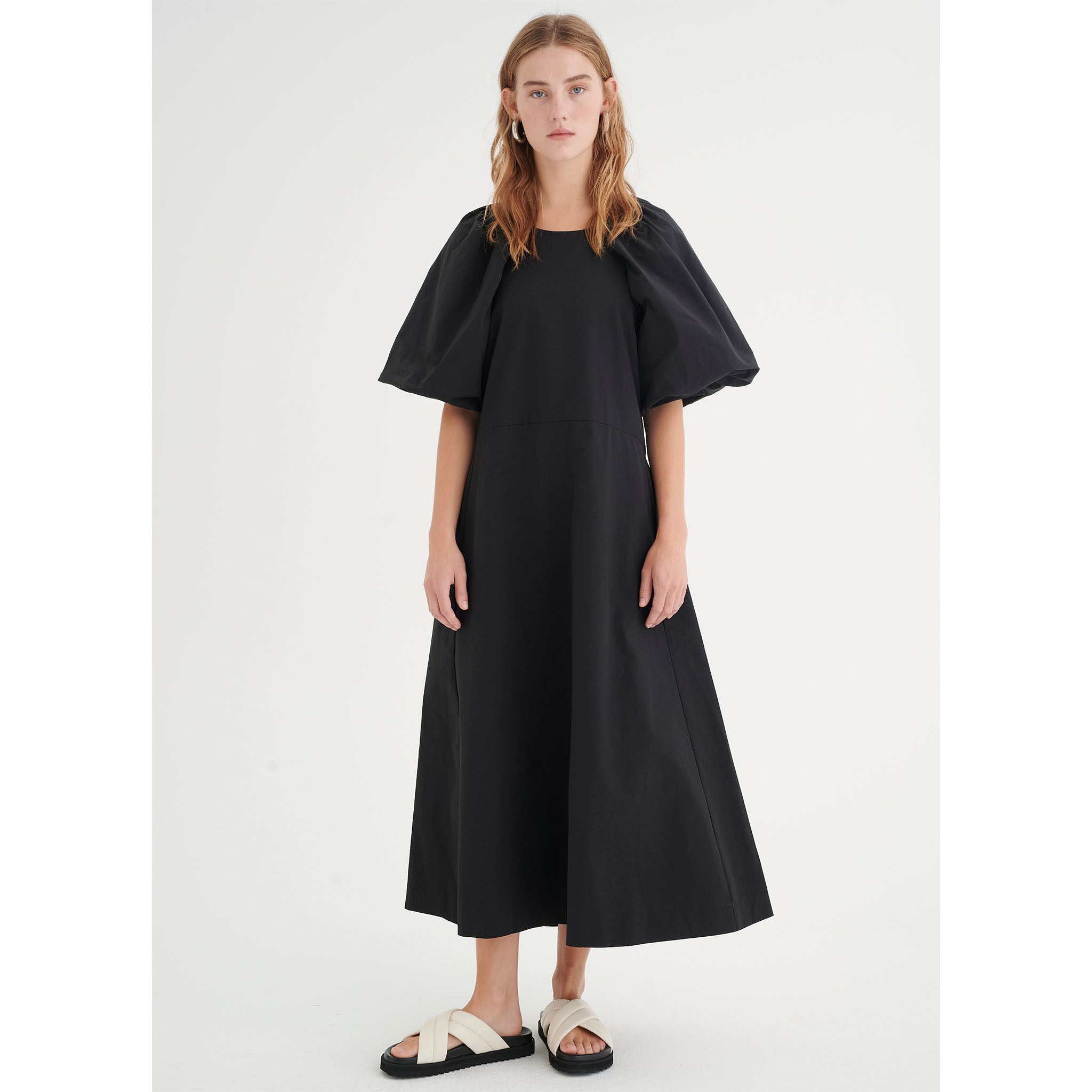 In Wearin musta, näyttävä mekko. Suuret puhvihihat ja A-linjainen malli. Etukuva mallin päällä.