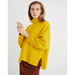 In Wear, naisten keltainen, ylisuuri neulepusero. Poolokaulus. Kuva mallin päällä.