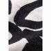 Masai, ylisuuri neulepusero. Luonnonvalkoisella pohjalla graafinen musta kuvio. Lähikuva neuloksesta.