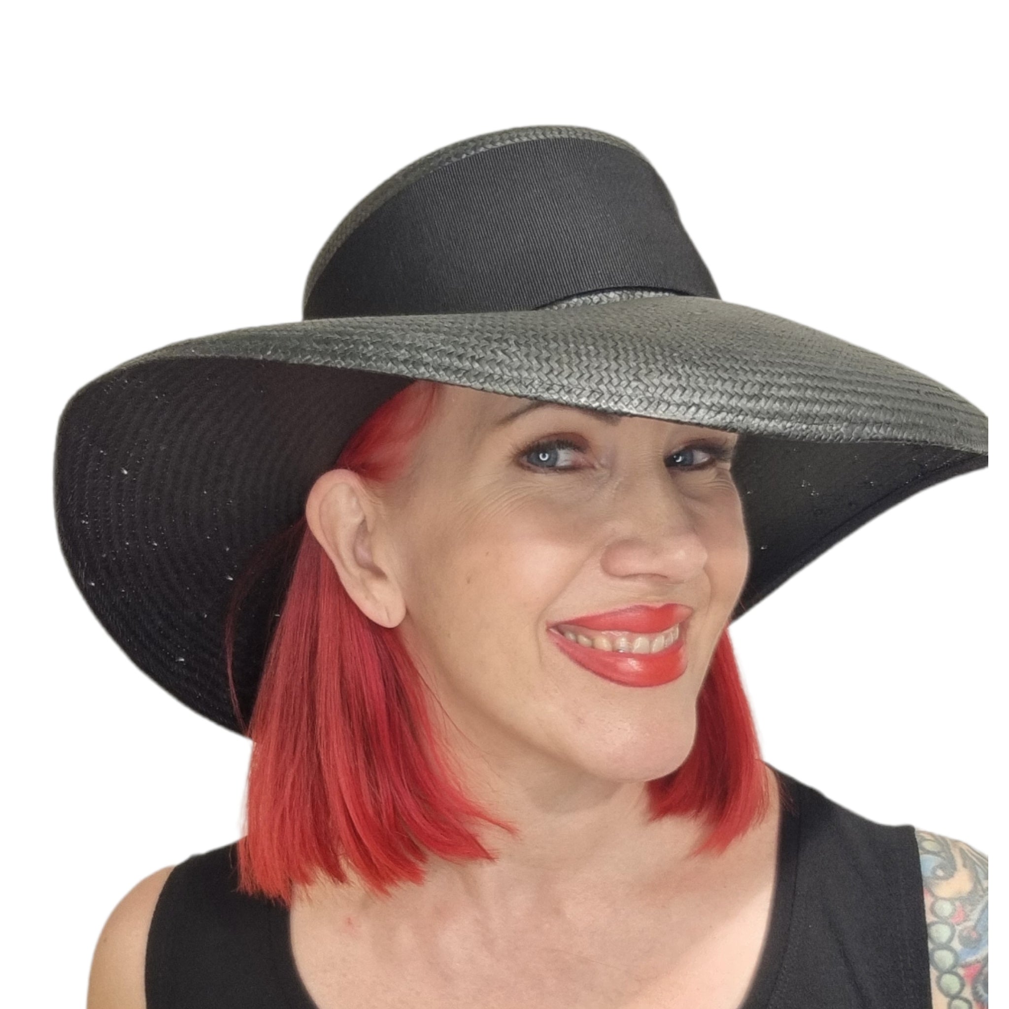 Kati Niemi, musta, leveälierinen hattu. Hatussa on leveä musta ripsinauha ja rusetti. Kuva mallin päässä.
