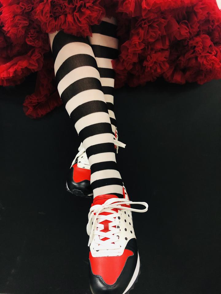Lola Ramonan sneakerit, malli Serena Crusty. Punaista, mustaa, valkoista, pilkkuja.