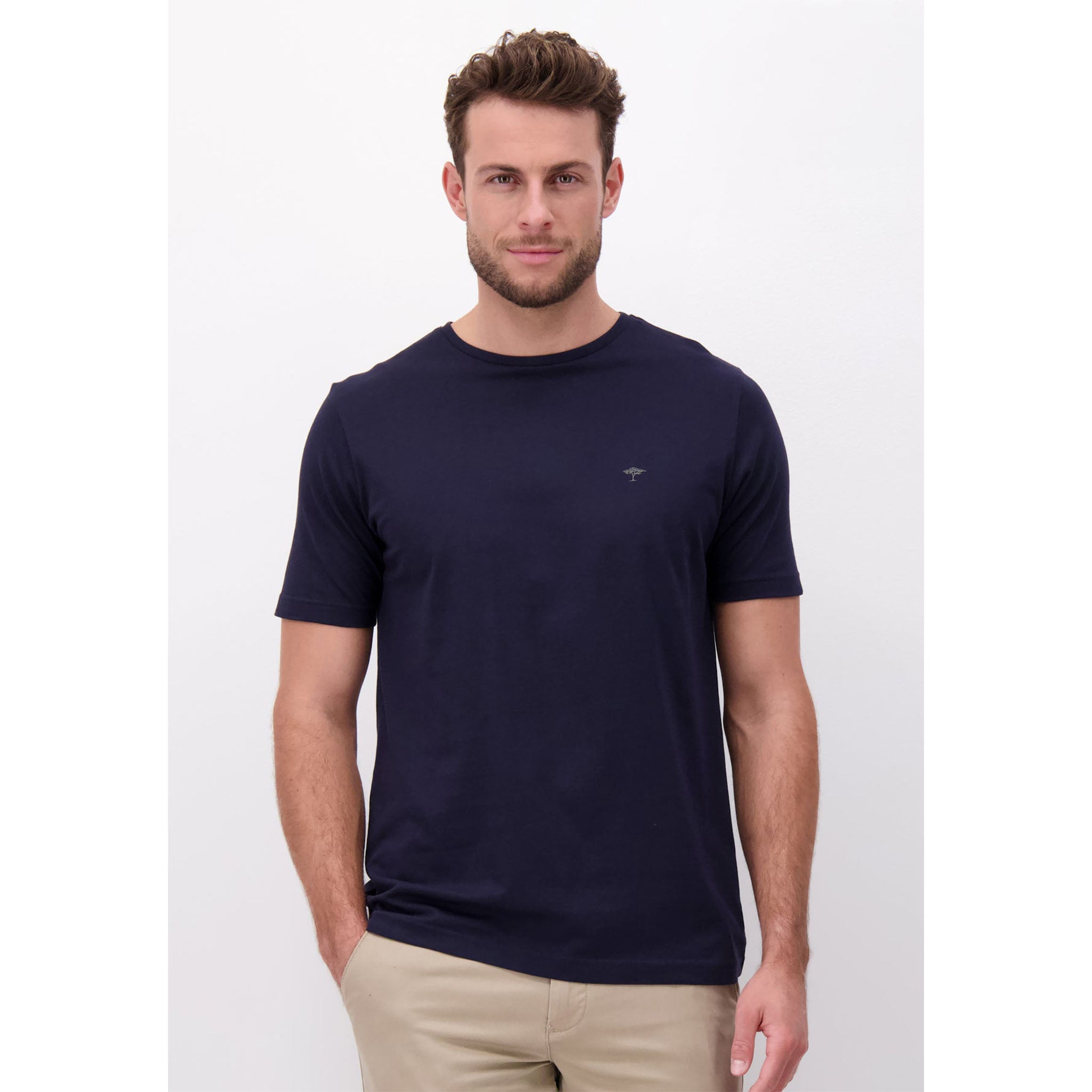 Fynch-Hatton. Miesten tummansininen T-paita. Etukuva mallin päällä.