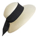 Kati Niemen leveälierinen, vaalea hattu. Somisteena leveä musta nauha ja rusetti.